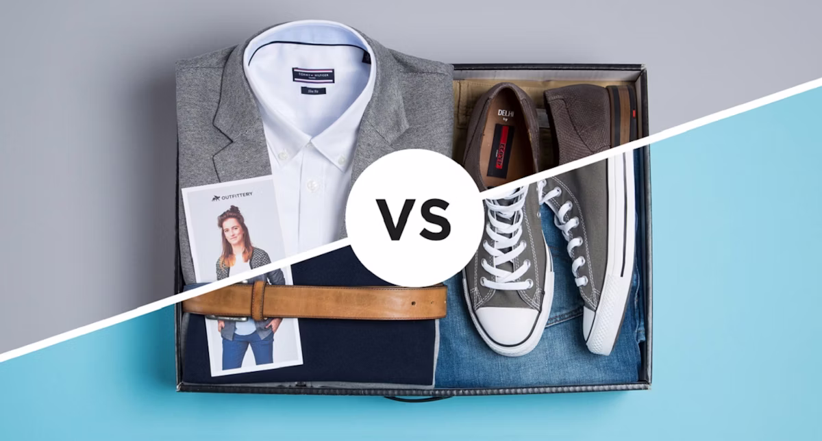 Es ist jeweils die Hälfte einer Outfittery Box abgebildet. Die eine Box enthält ein sportliches Outfit mit Chucks und die andere ein Elegantes mit grauem Sakko und braunen Lederschuhen.
