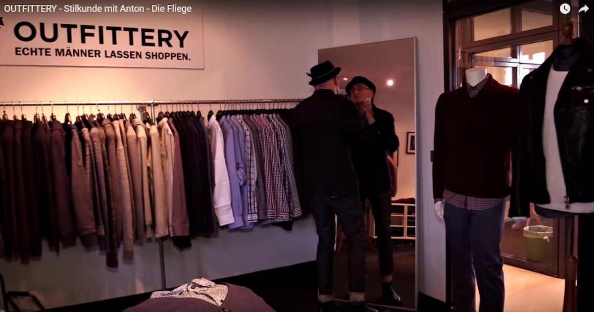 Anton Günther Krabbenhöft steht vor dem Spiegel und ruckt seine Fliege zurecht.