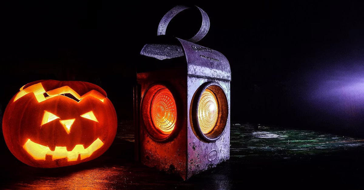 Kürbis mit eingeschnitztem Gesicht und Laterne