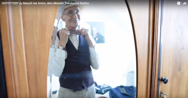 Günther Krabbenhöft steht vor dem Spiegel und ruckt sich die Fliege zurecht.