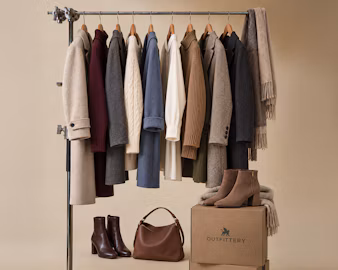 Wintergarderobe für Damen mit vielseitigen Strickteilen, Hosen, Mantel und Boots