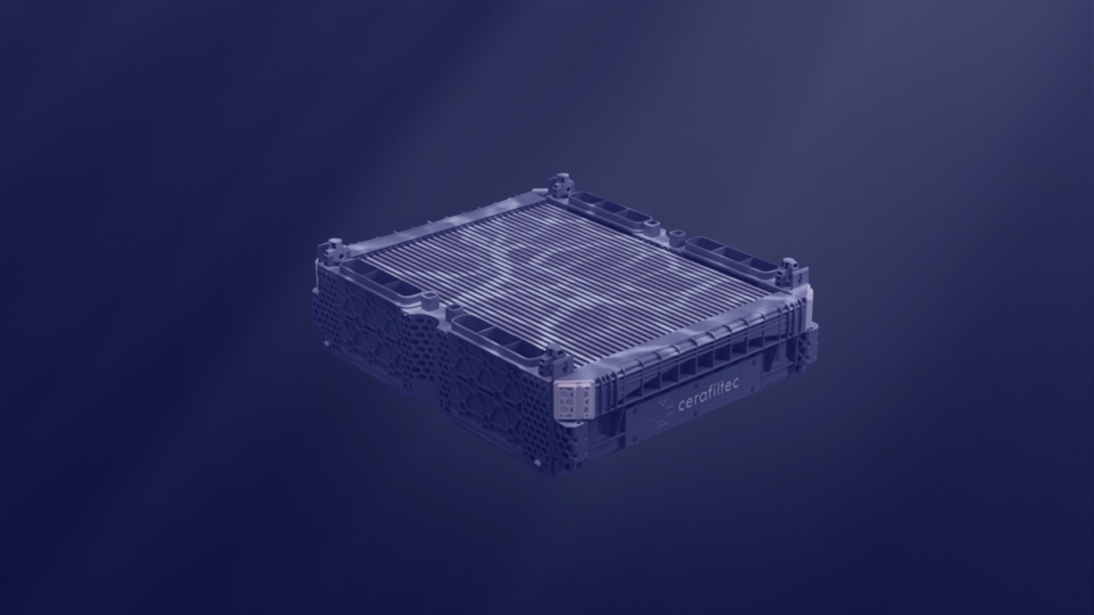 Ein rechteckiges, gitterartiges schwarzes Gerät mit einer strukturierten Oberfläche schwebt vor einem dunkelblauen Hintergrund. An der Seite des Geräts ist das Wort carbontec zu lesen.