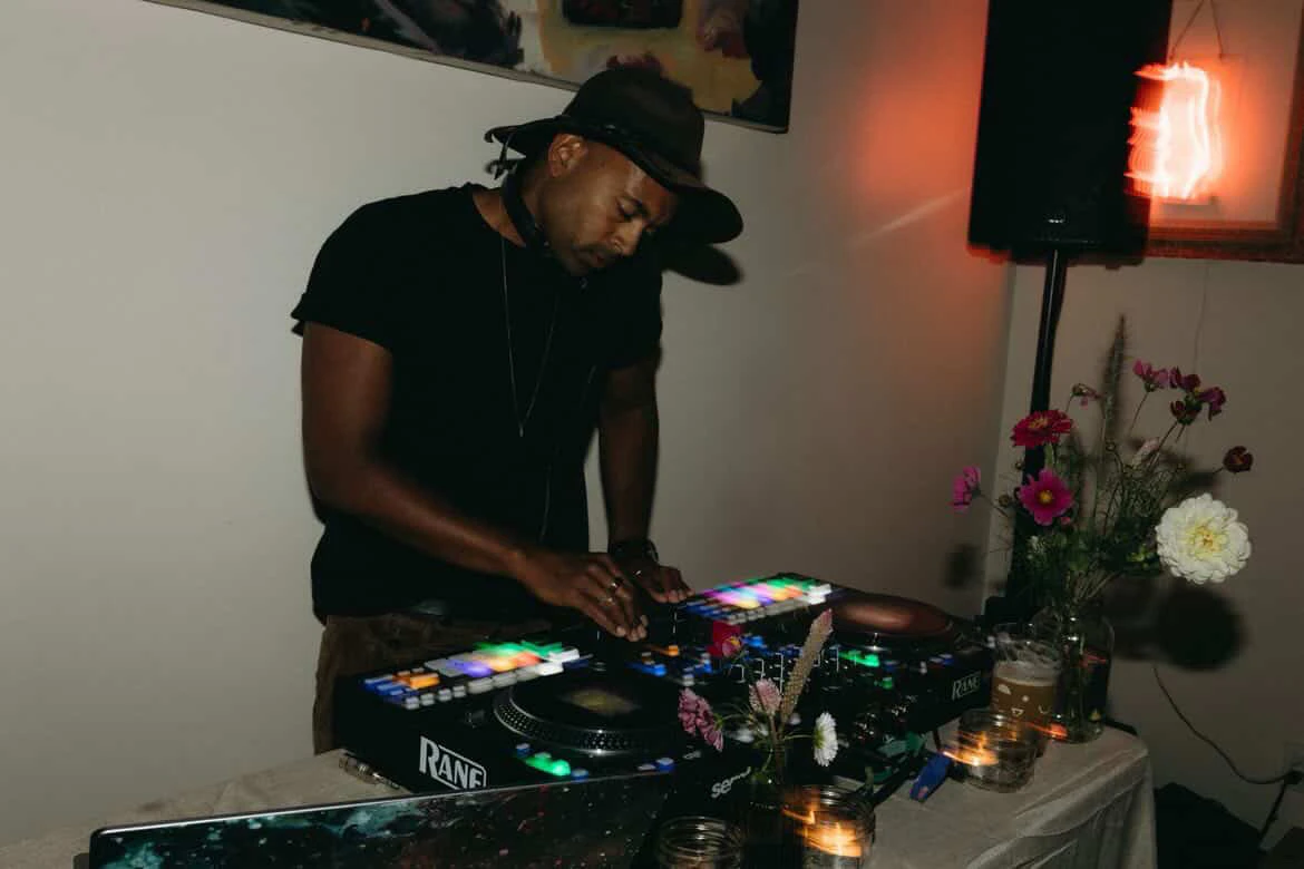 DJ
