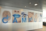 Décoration murale avec l'inscription « Campus » au centre de formation Biral