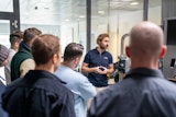 Un formateur de Biral explique le fonctionnement d'une pompe à un groupe de participants