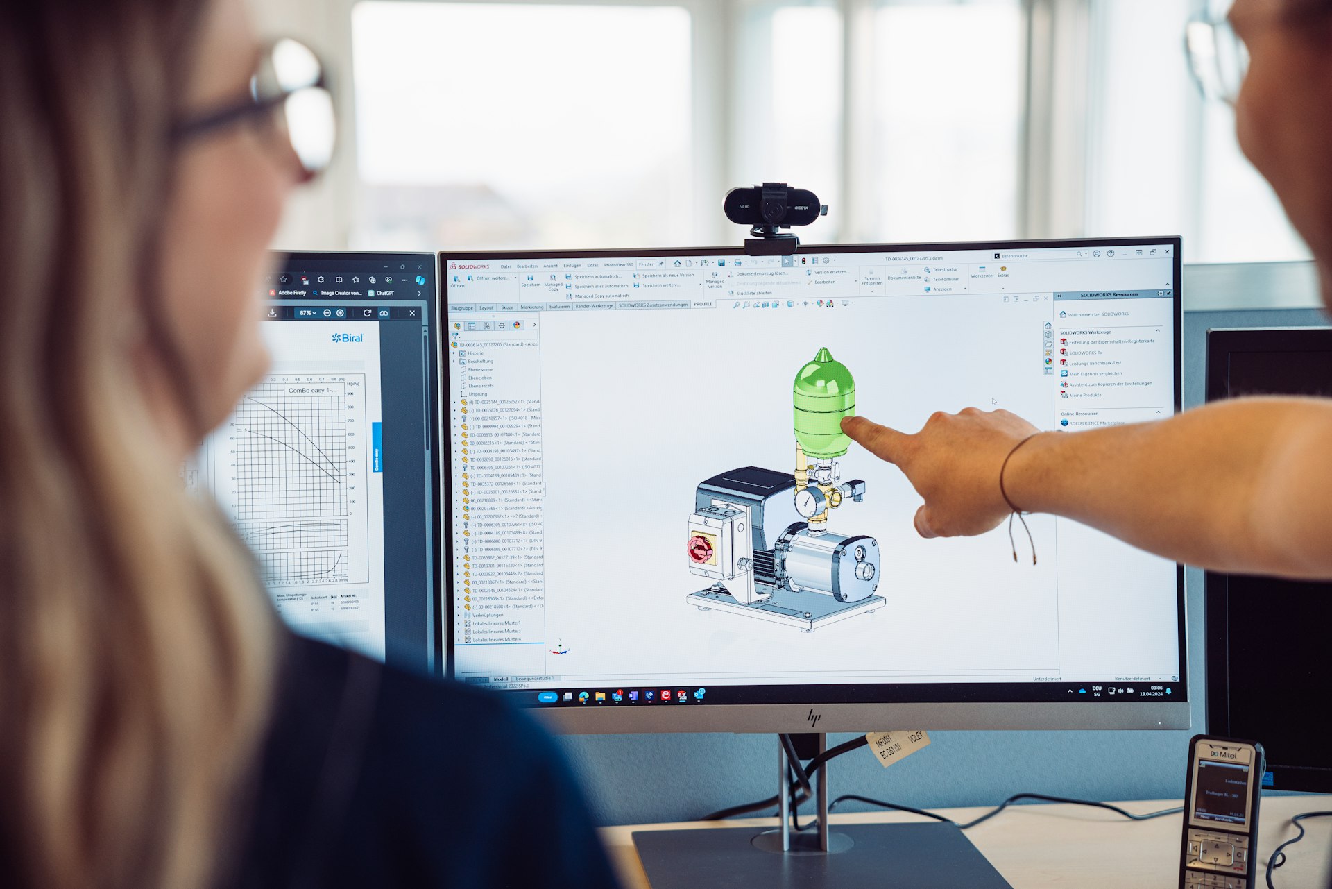 Mitarbeitende besprechen das 3D-Modell einer Pumpe am Bildschirm