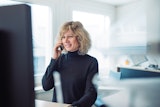 Innendienstmitarbeiterin der Biral berät am Telefon.