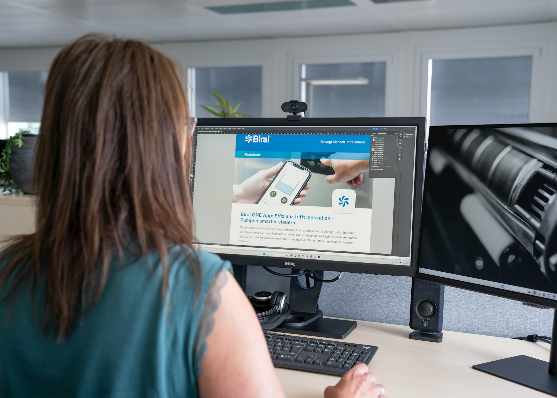 Mitarbeiterin arbeitet am Bildschirm an der Biral-Website.