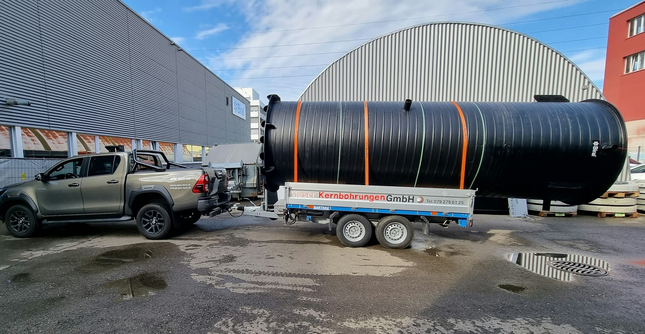 Station de pompage en plastique posée à l'horizontale sur un semi-remorque lors de son transport vers le chantier