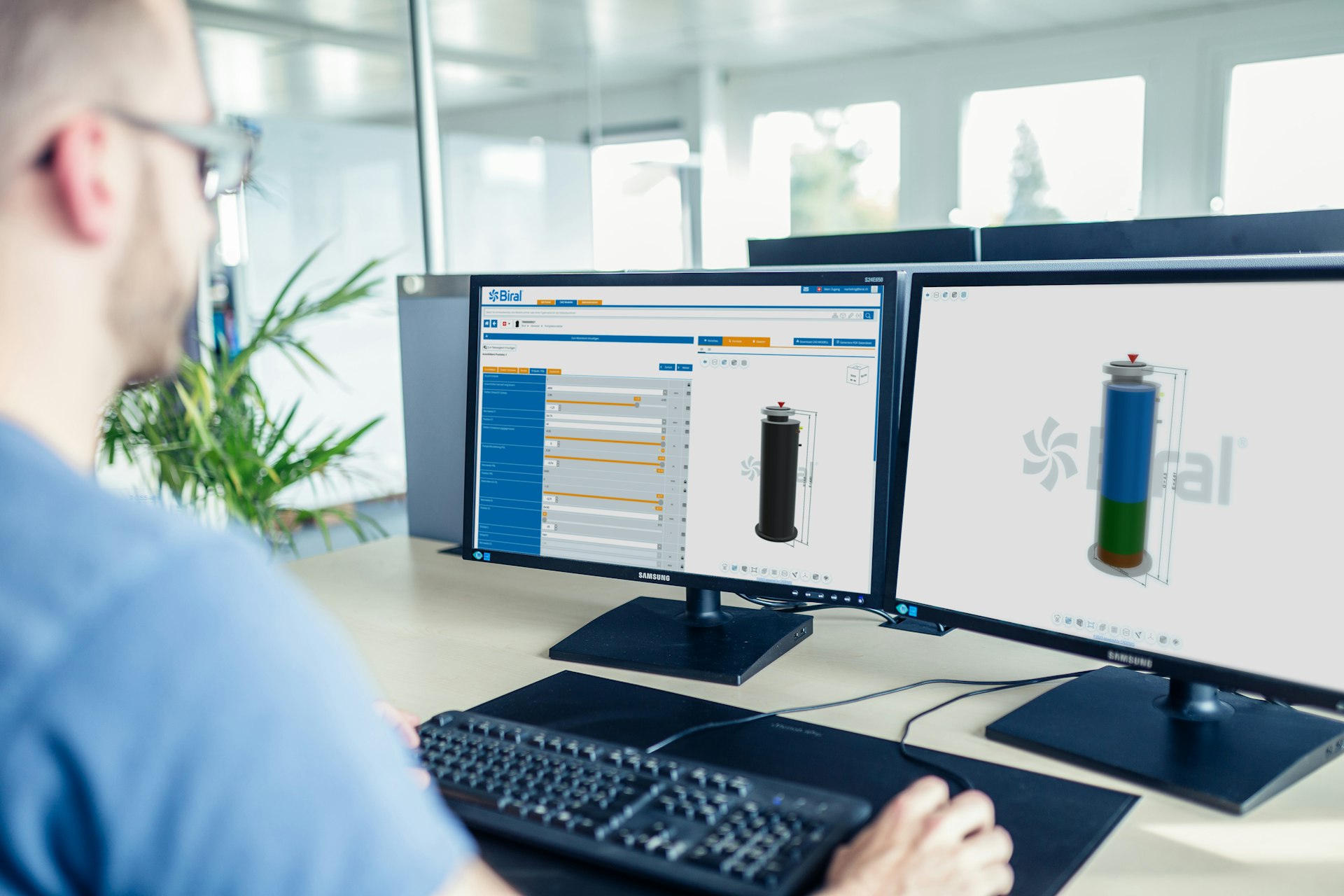 Biral Mitarbeiter arbeitet am Bildschirm mit dem Pumpstation Manager