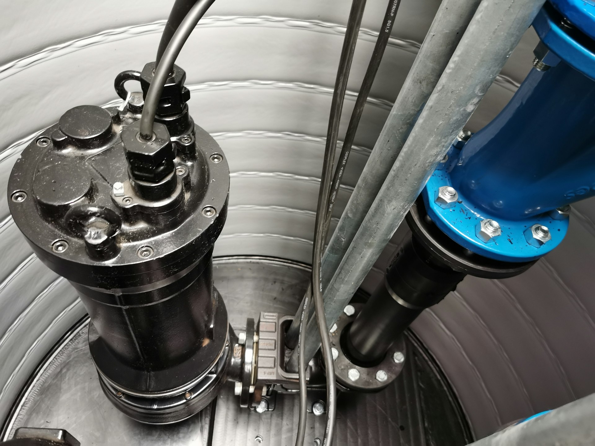 Tauchpumpe und blaue Absperrarmatur eingebaut in Biral Kunststoff-Pumpschacht, Ansicht von oben