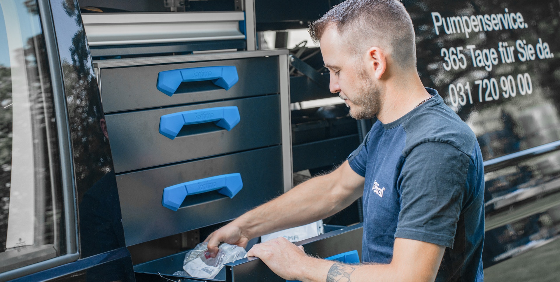 Biral Servicetechniker entnimmt Material aus dem Servicefahrzeug