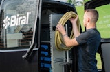 Biral Servicetechniker rüstet sein Servicefahrzeug aus.