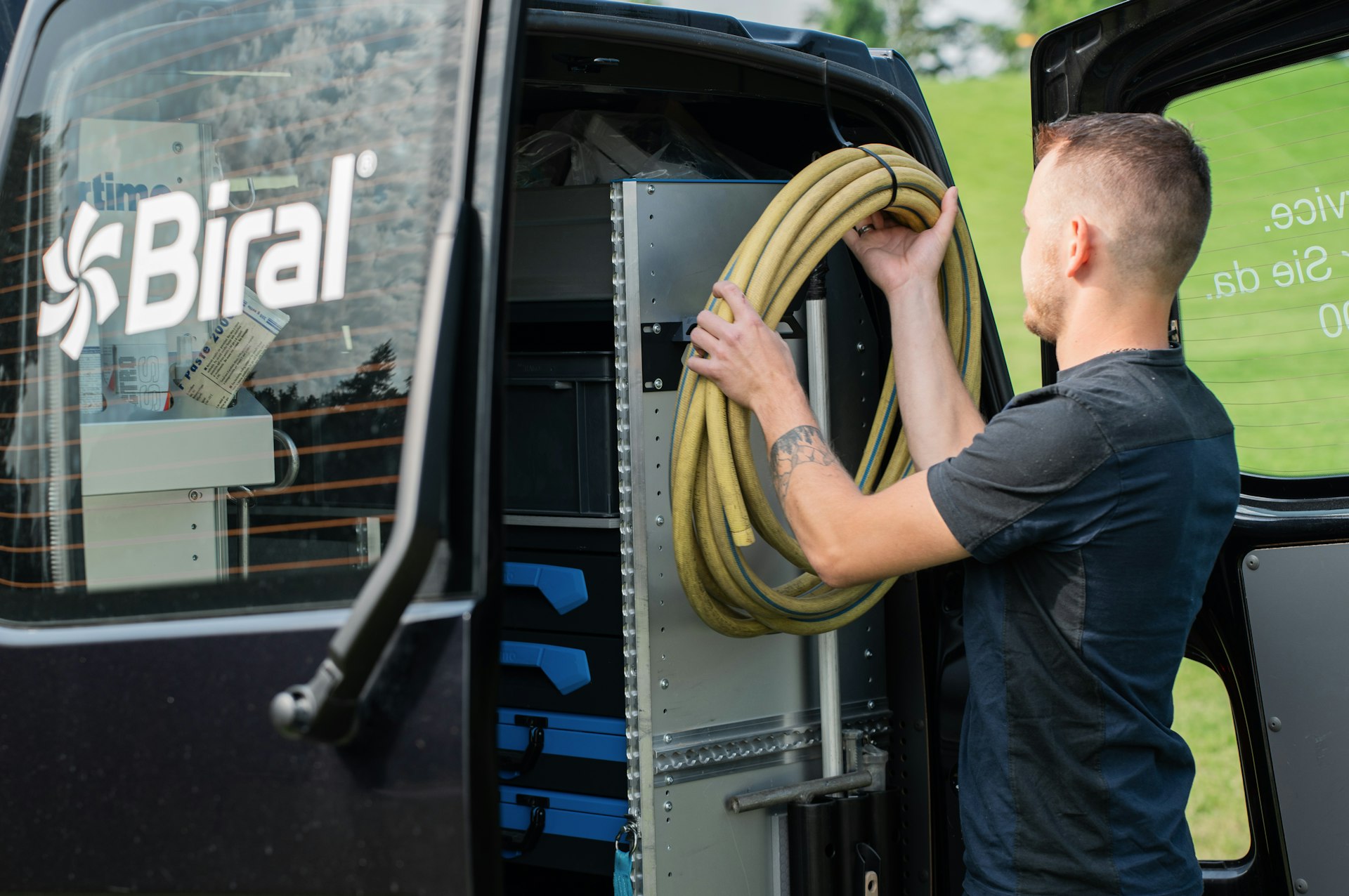 Biral Servicetechniker rüstet sein Servicefahrzeug aus