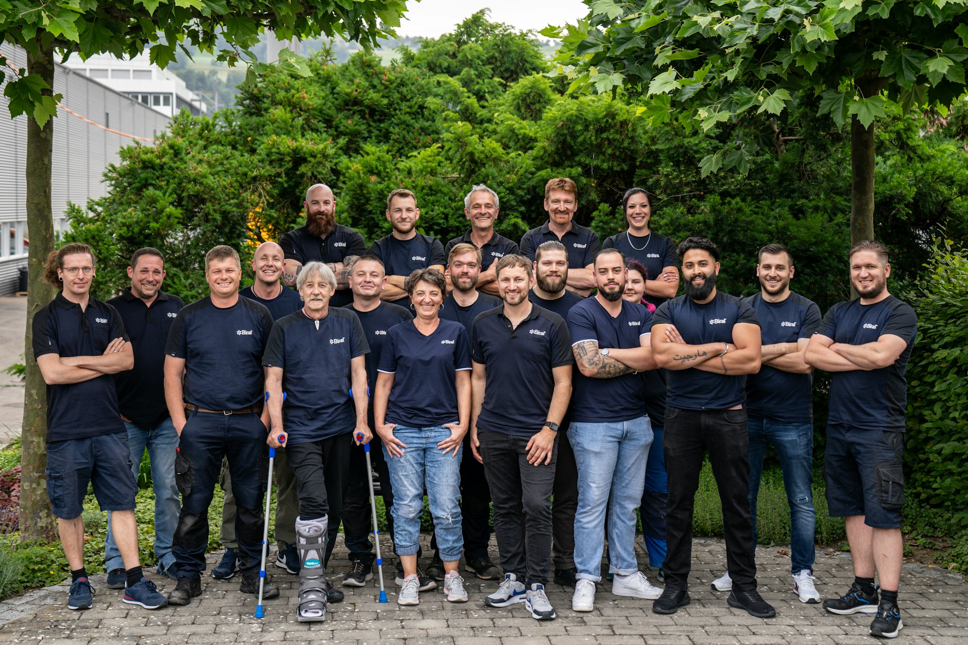 Gruppenfoto einer Biral-Mannschaft im Freien.