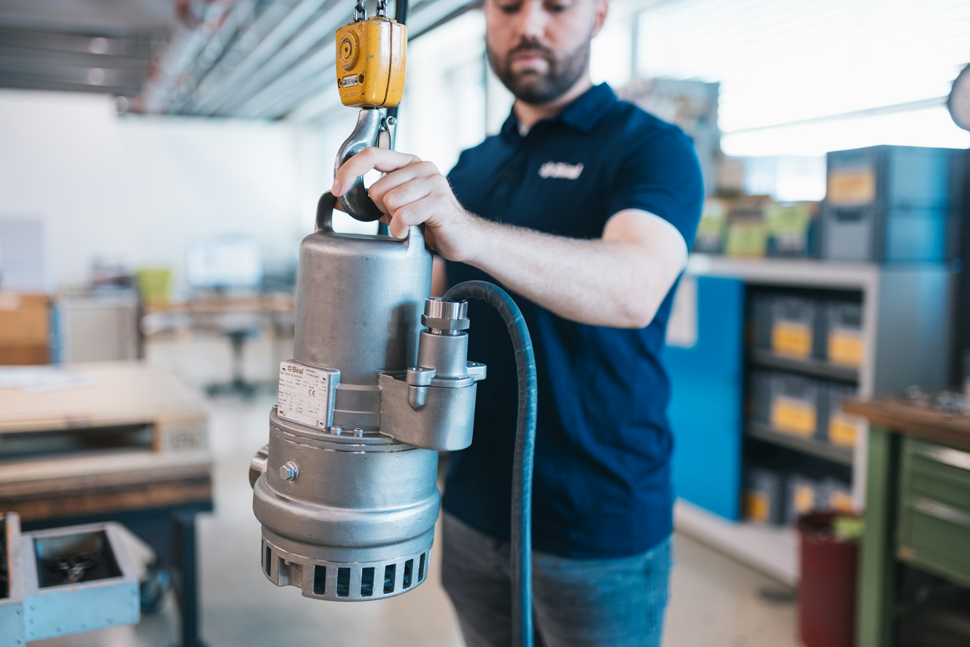 TopLine-C befestigt an einem Schwenkkran in der Produktion in Münsingen