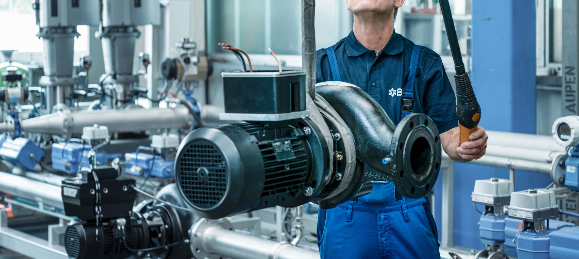 Biral Servicetechniker in einer Heizzentrale mit Inlinepumpen
