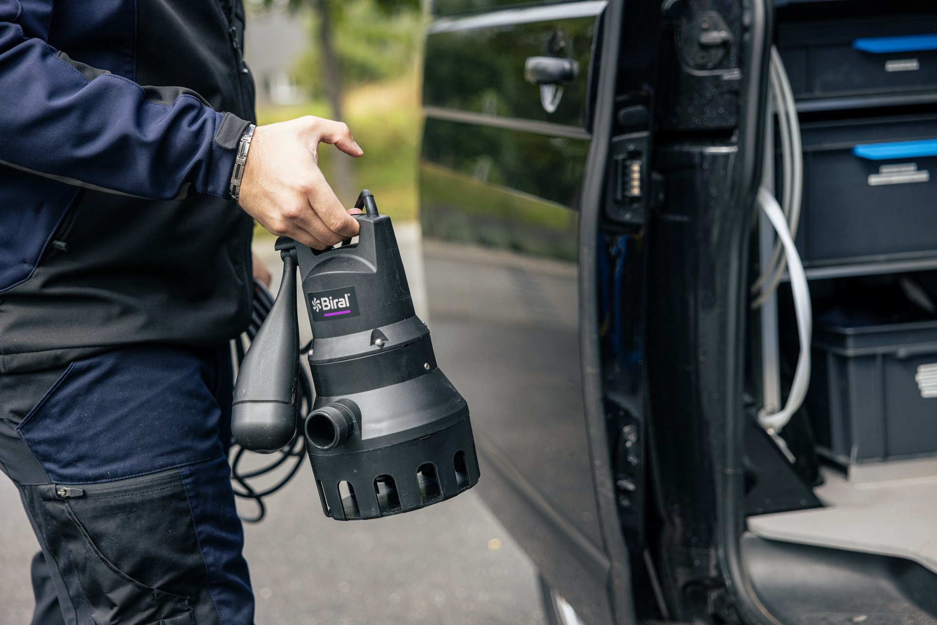 Een servicetechnicus van Biral met een dompelpomp bij de servicewagen