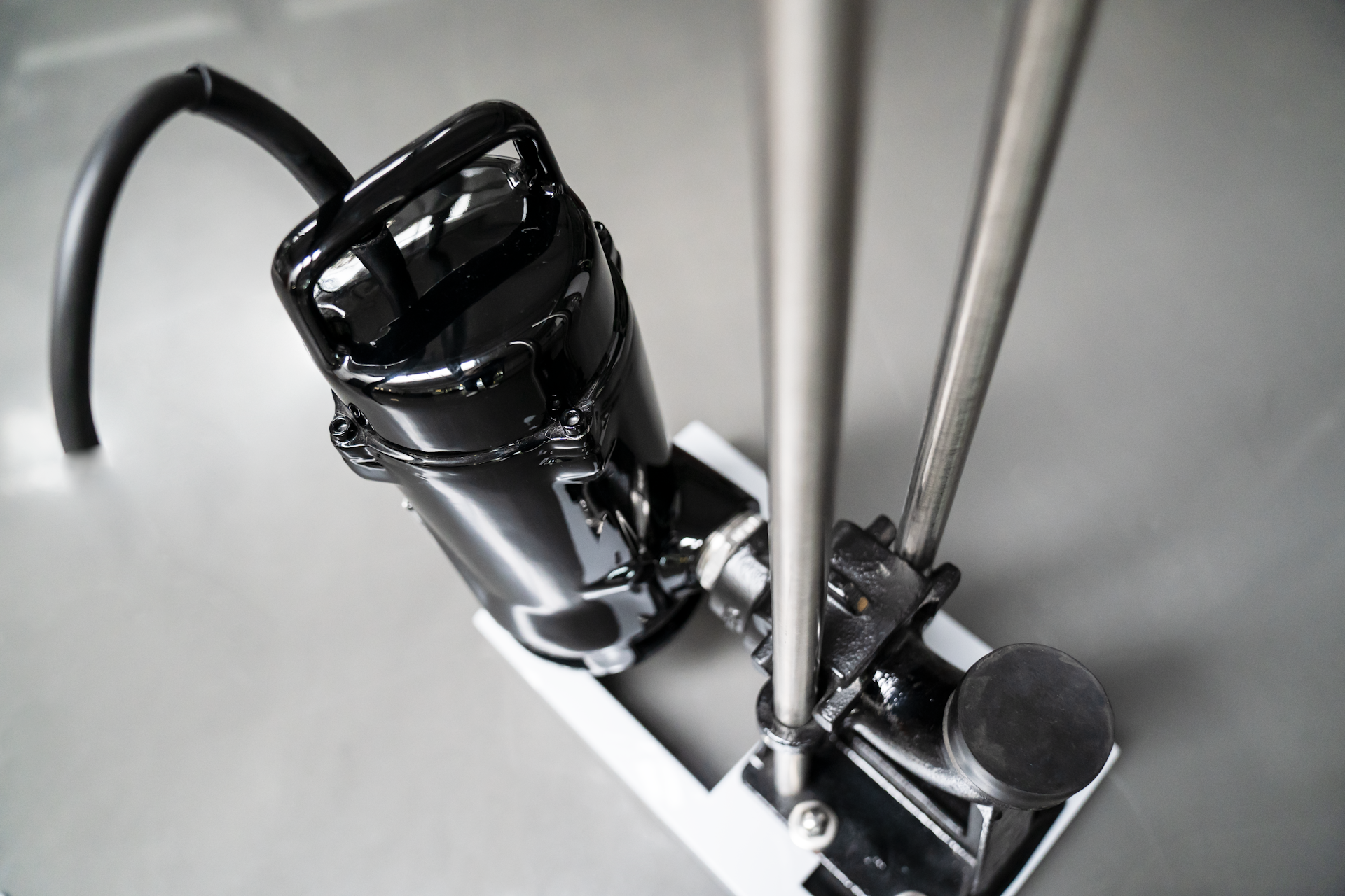 Biral Tauchmotorpumpe auf einem Standfuss