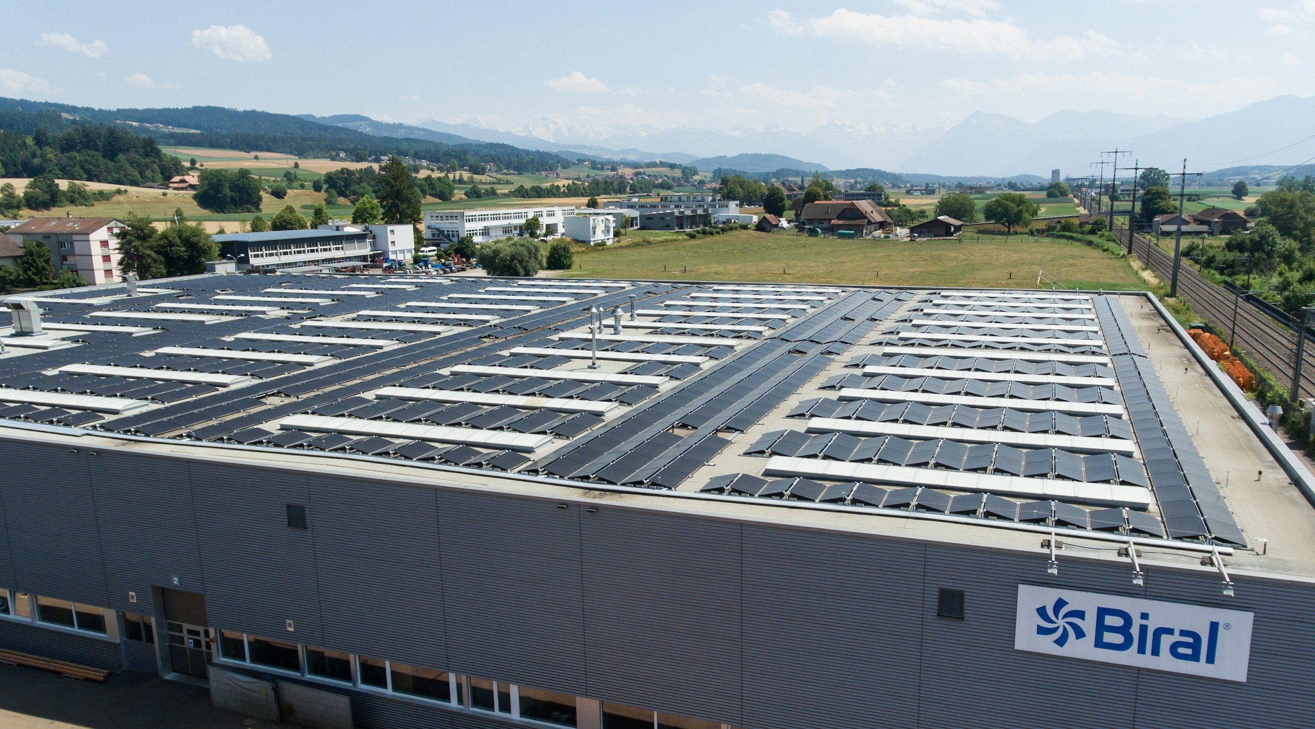 Luftaufnahme des Biral-Werks in Münsingen mit der Photovoltaikanlage auf den Hallendächern.