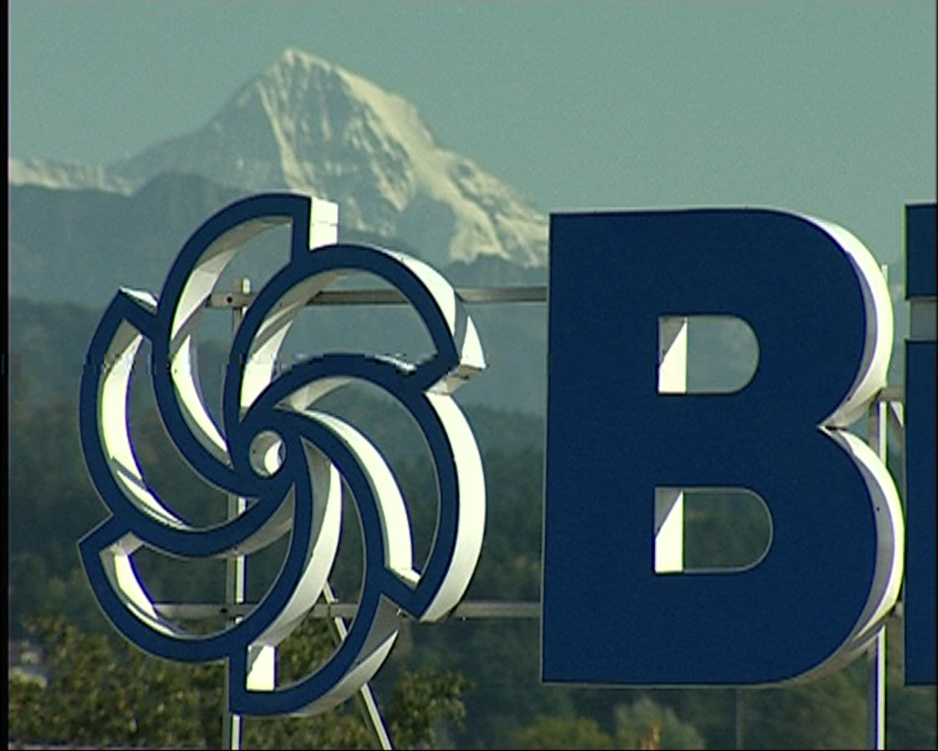 Das Biral-Emblem und der Schriftzug als grosse Buchstabenplastik vor Berglandschaft.