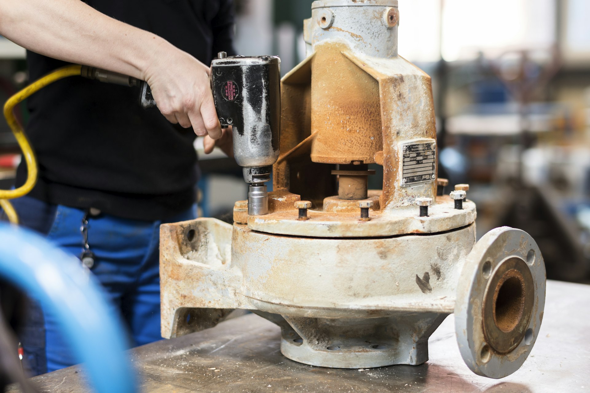 Biral Servicetechniker demontiert eine ausgebaute Pumpe