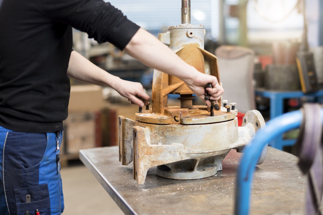 Biral Servicetechniker zerlegt ein Pumpengehäuse in der Werkstatt