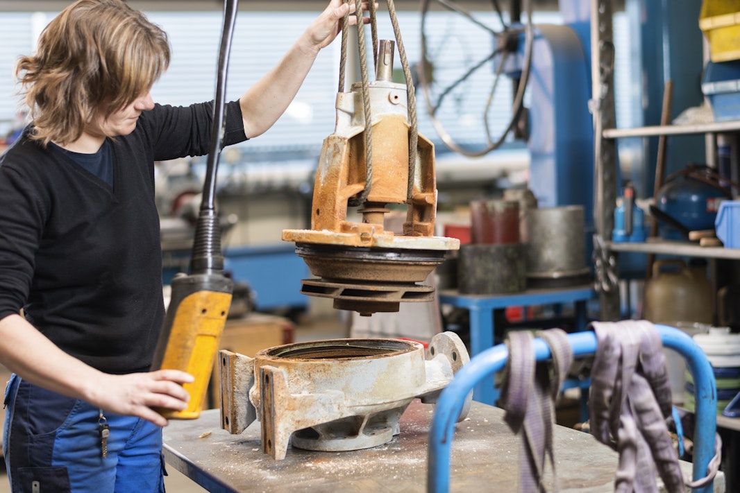 Biral Mitarbeiterin bearbeitet ein Pumpengehäuse in der Werkstatt