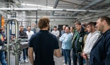 Un groupe de formation encadré par un formateur Biral devant une installation de pompage.