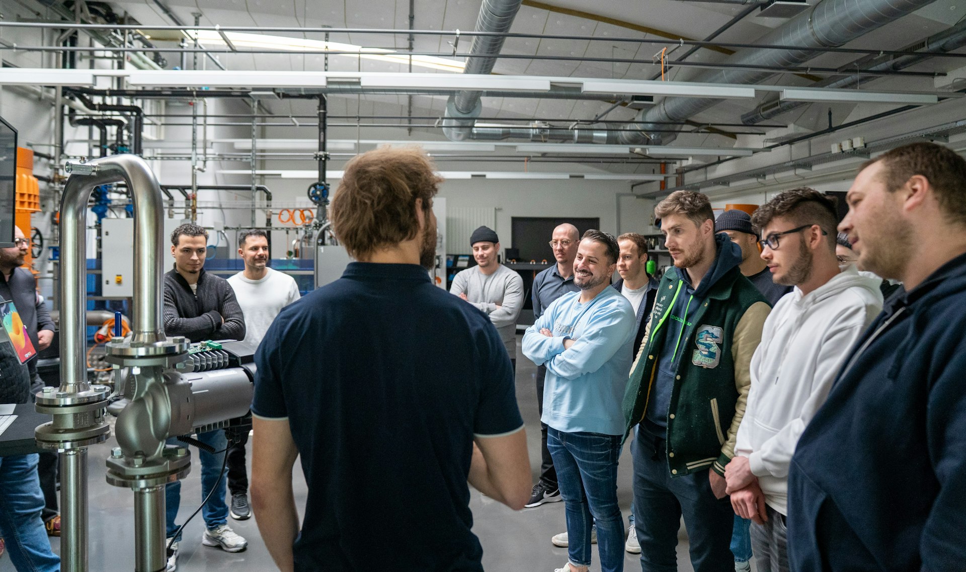 Un groupe de formation encadré par un formateur Biral devant une installation de pompage.