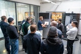 Groupe de formation devant une installation pratique de traitement des eaux usées.