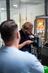 Un formateur de Biral vous montre le branchement électrique d'un circulateur.