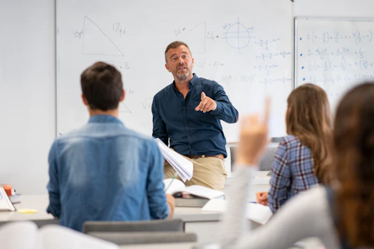 Lecturer infront of a class