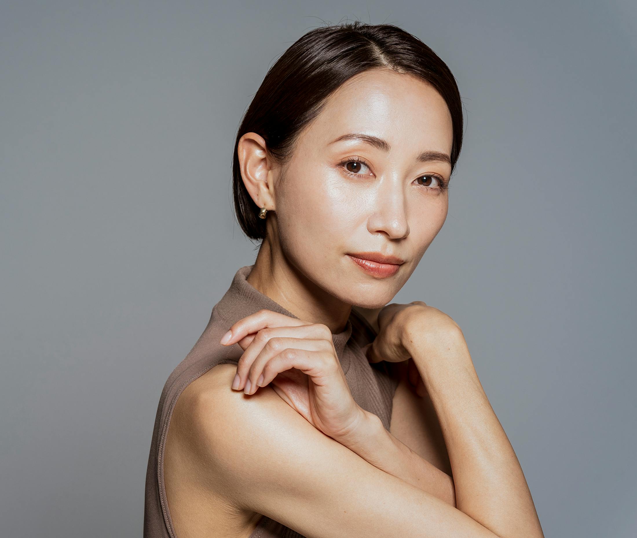 woman crossing her arms looking to the camera