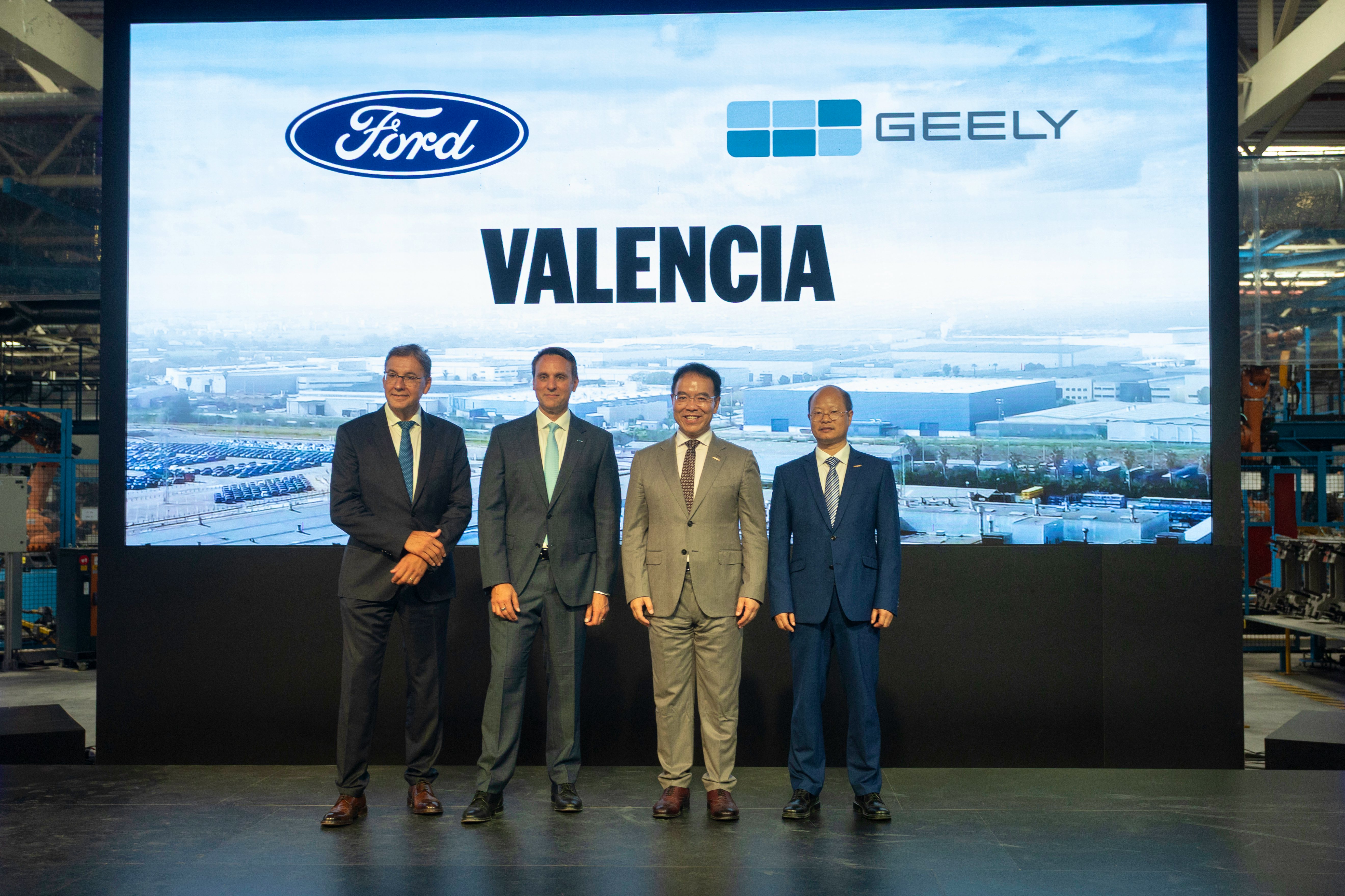 Представники Ford і Geely на тлі заводу у Валенсії