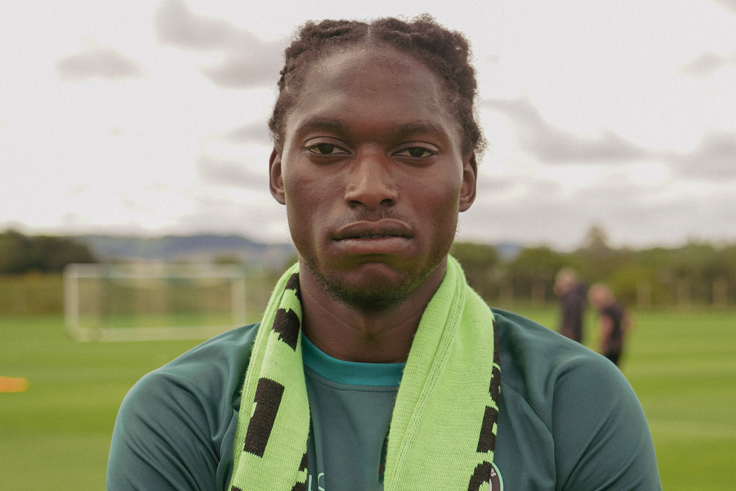 Jili Buyabu signs