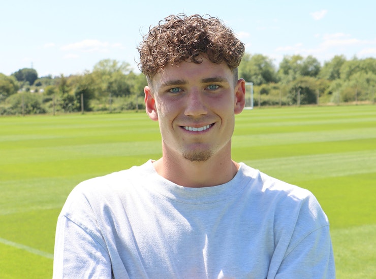 Isaac Moore signs