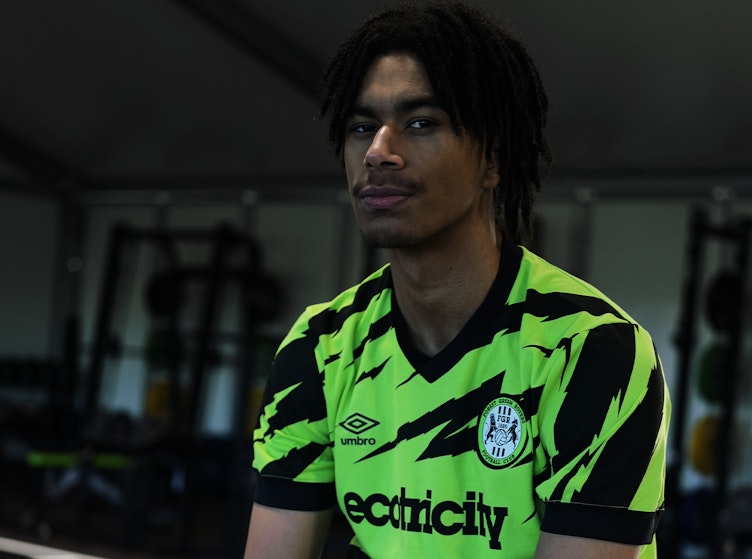 Man United midfielder Oyedele signs on loan