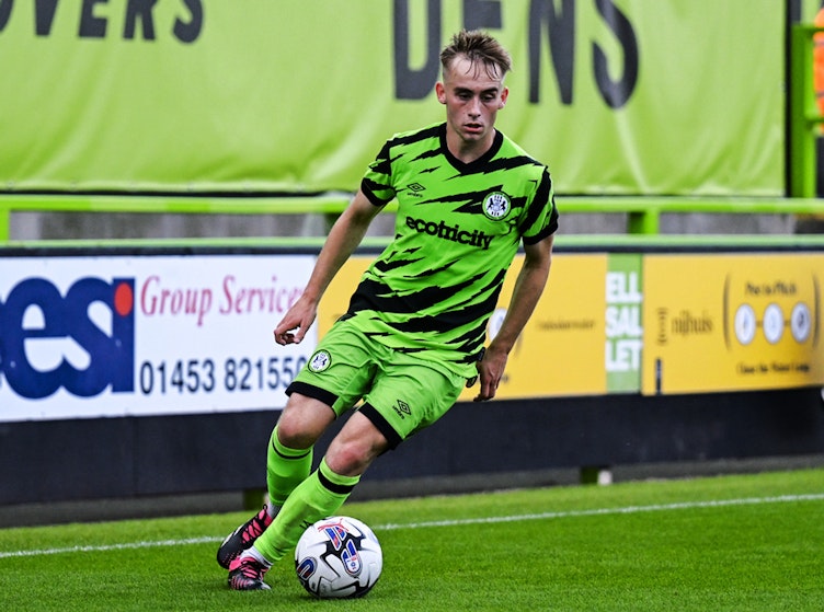 Bell joins Yate Town on loan