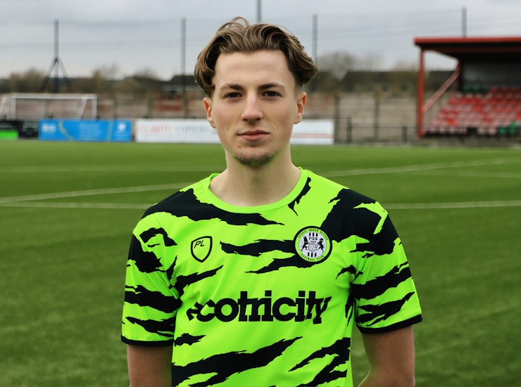 Man United star Savage signs on loan