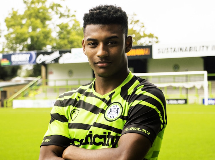 Wing-back Richardson joins on loan