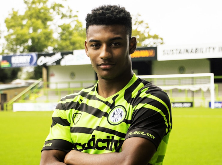 Wing-back Richardson joins on loan