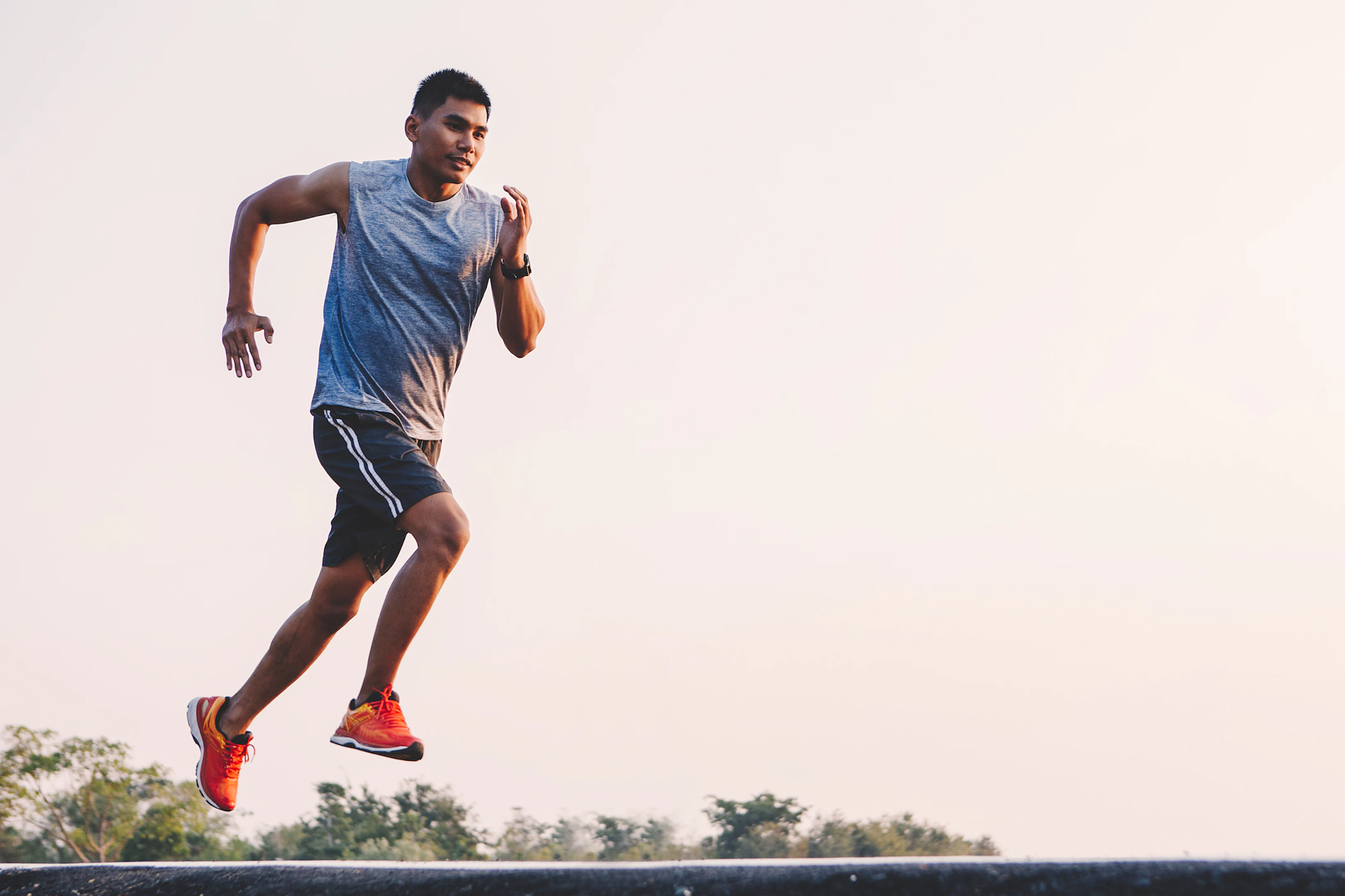 jeune homme coureur parc