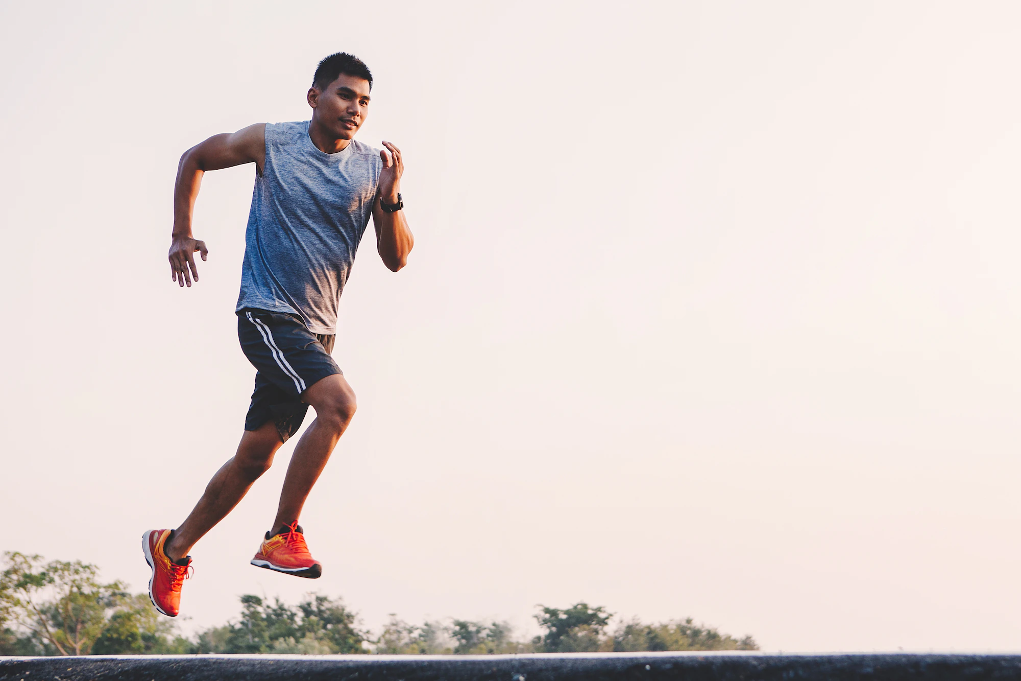 jeune homme coureur parc
