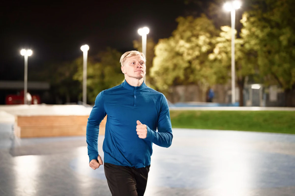 Courir la nuit ? Oui, mais avec un bon équipement running !