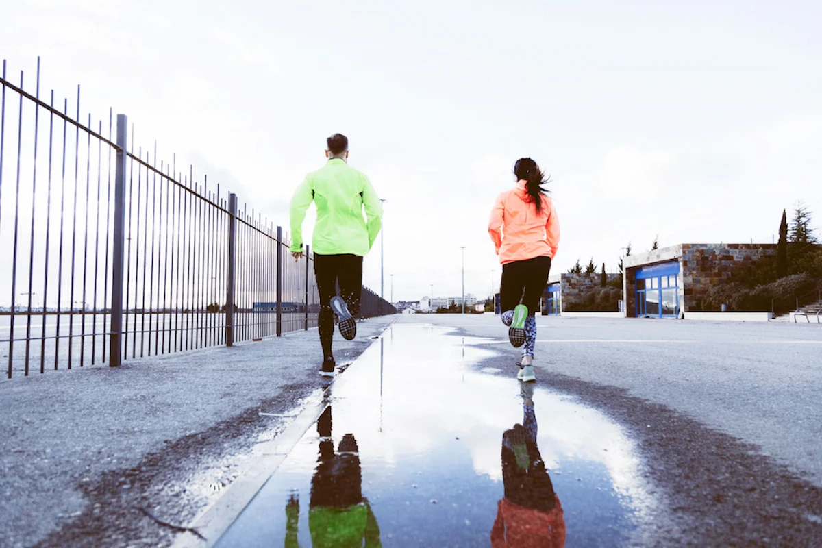 Avant de sortir courir sous la pluie, pense à bien te couvrir.