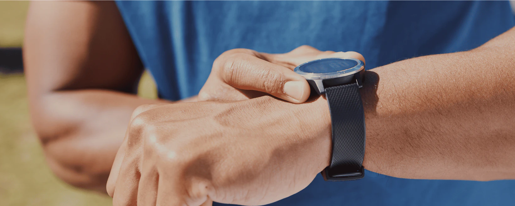 Montre GPS au poignet d'un coureur