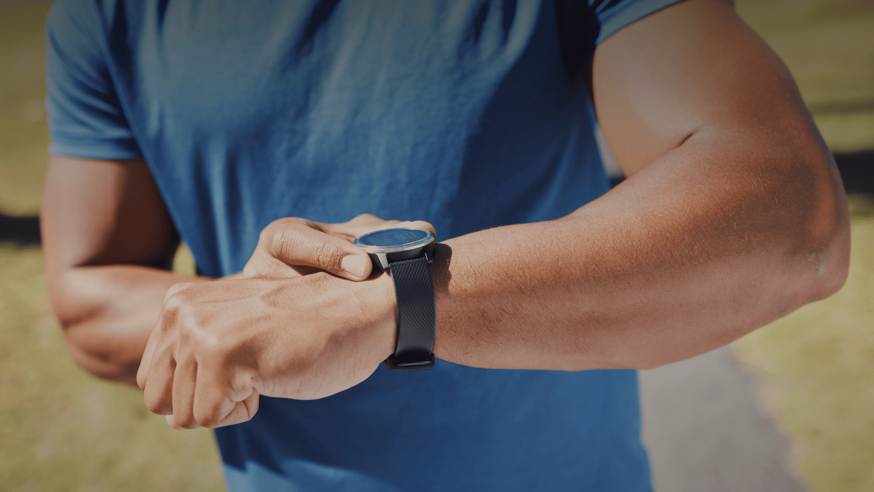Montre GPS au poignet d'un coureur