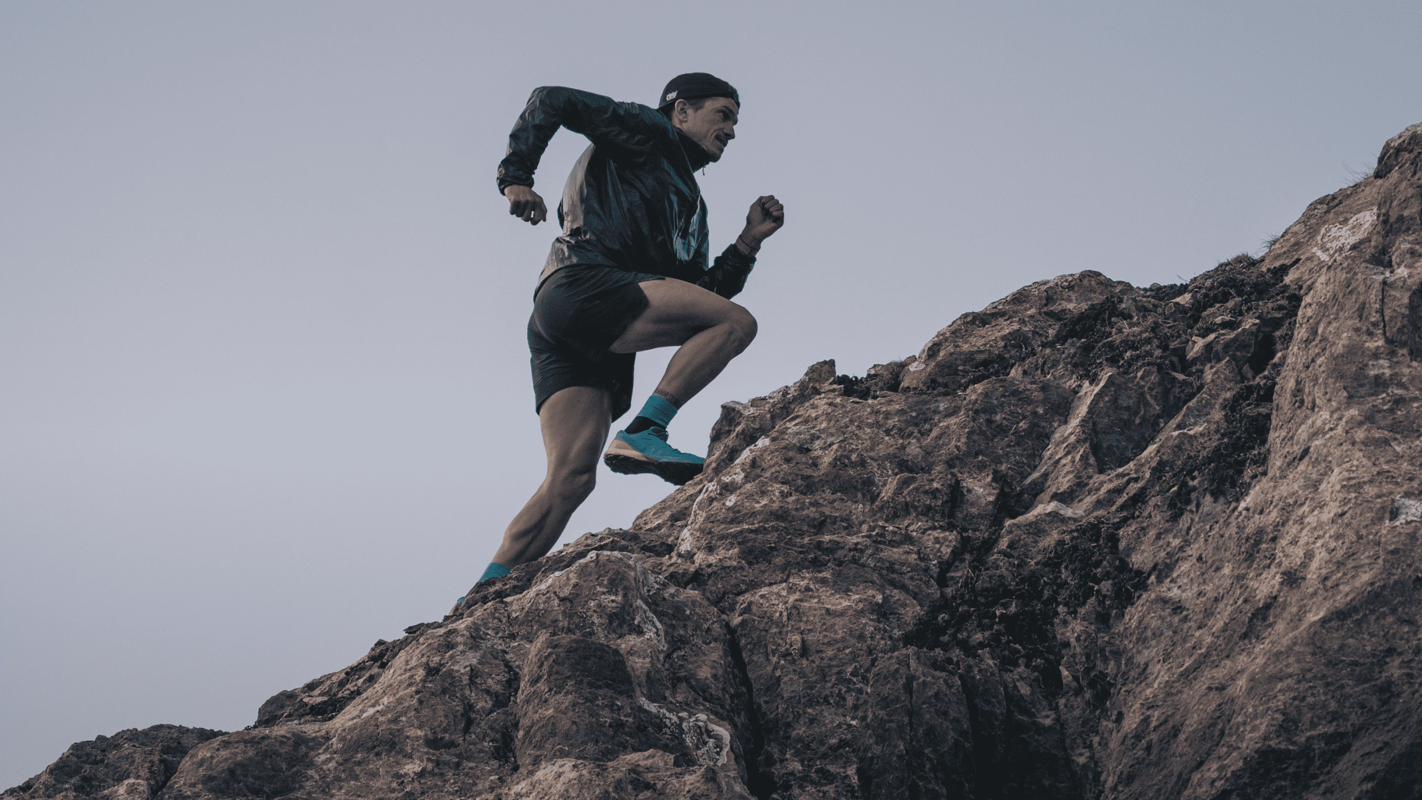 Mathieu Blanchard en plein effort de trail dans une montée