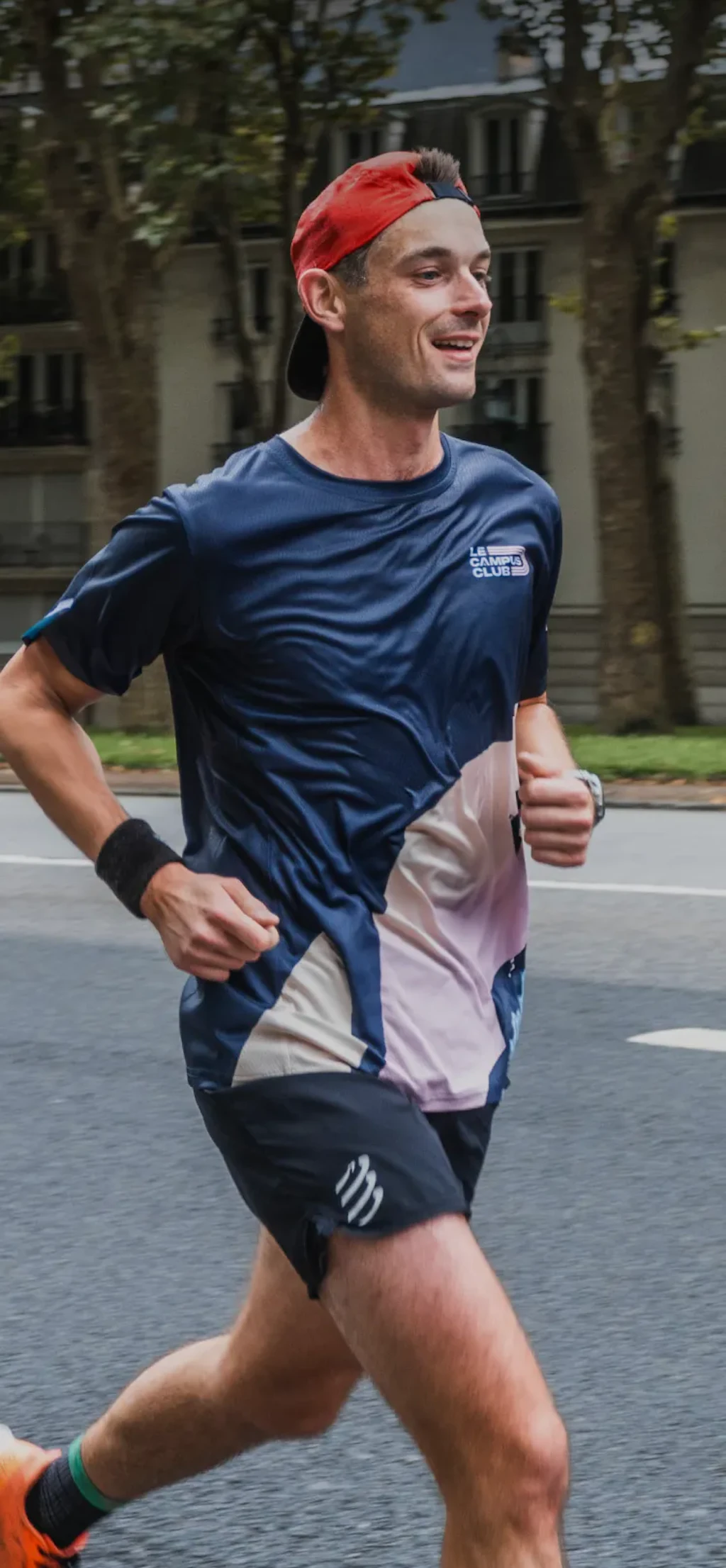 un coureur souriant avec un t-shirt campus